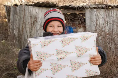 1 Oleg, der Junge auf dem Flyer (Foto: Aktion Weihnachtsp&auml;ckli_Pressebilder)