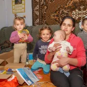 2 Daniela mit ihrer Kinderschar (Aktion Weihnachtspäckli_Pressebilder)