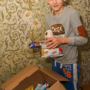 Ukraine, Sascha beim Auspacken (Aktion Weihnachtspäckli_Pressebilder)